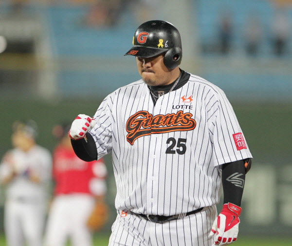 최준석 추격의 2타점 적시타